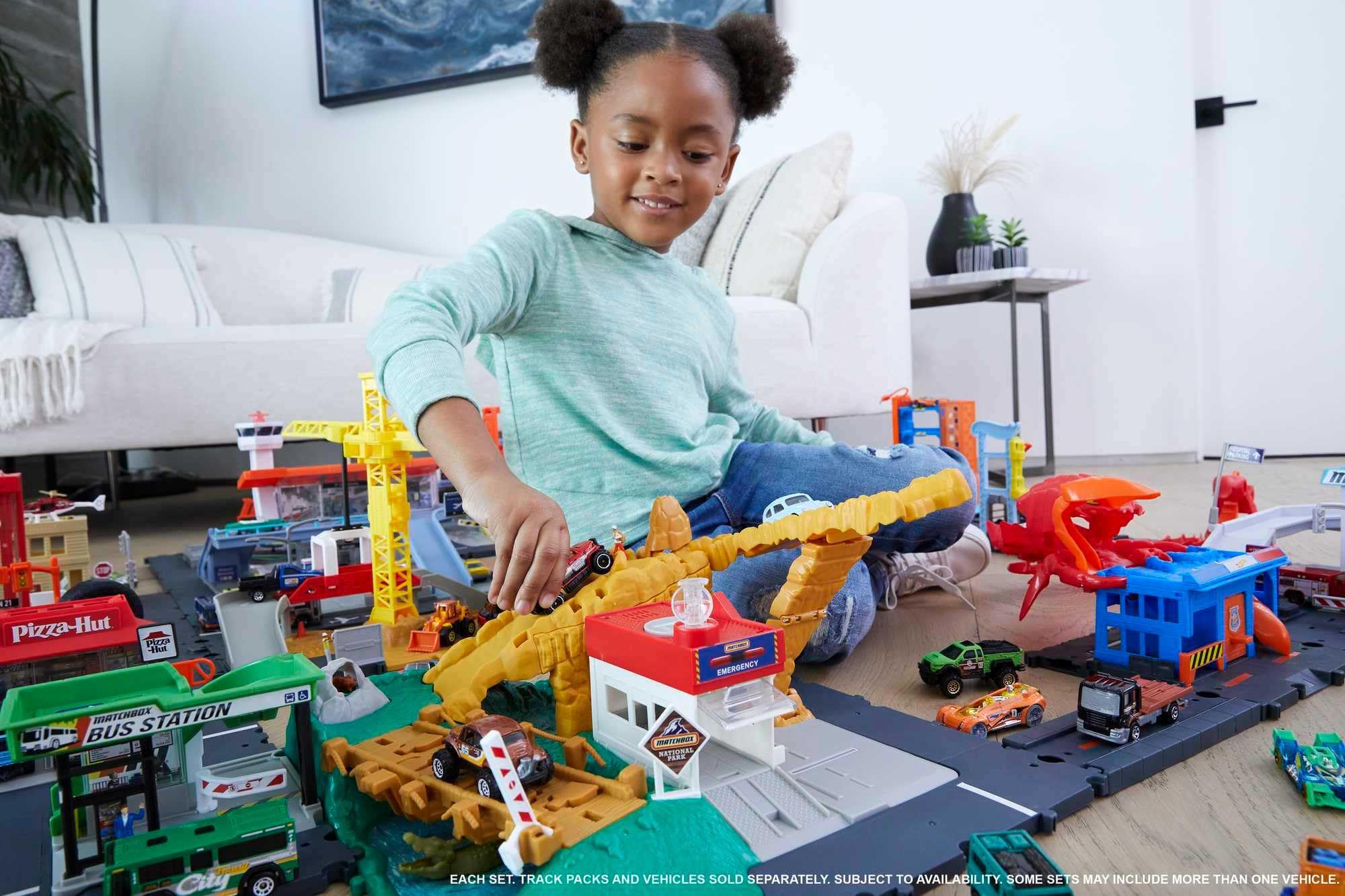 Hot Wheels City Toy Track Set, Downtown Express Car Wash Playset with 1:64 Scale Vehicle, Foam Roller & Drying Flaps - Image 7
