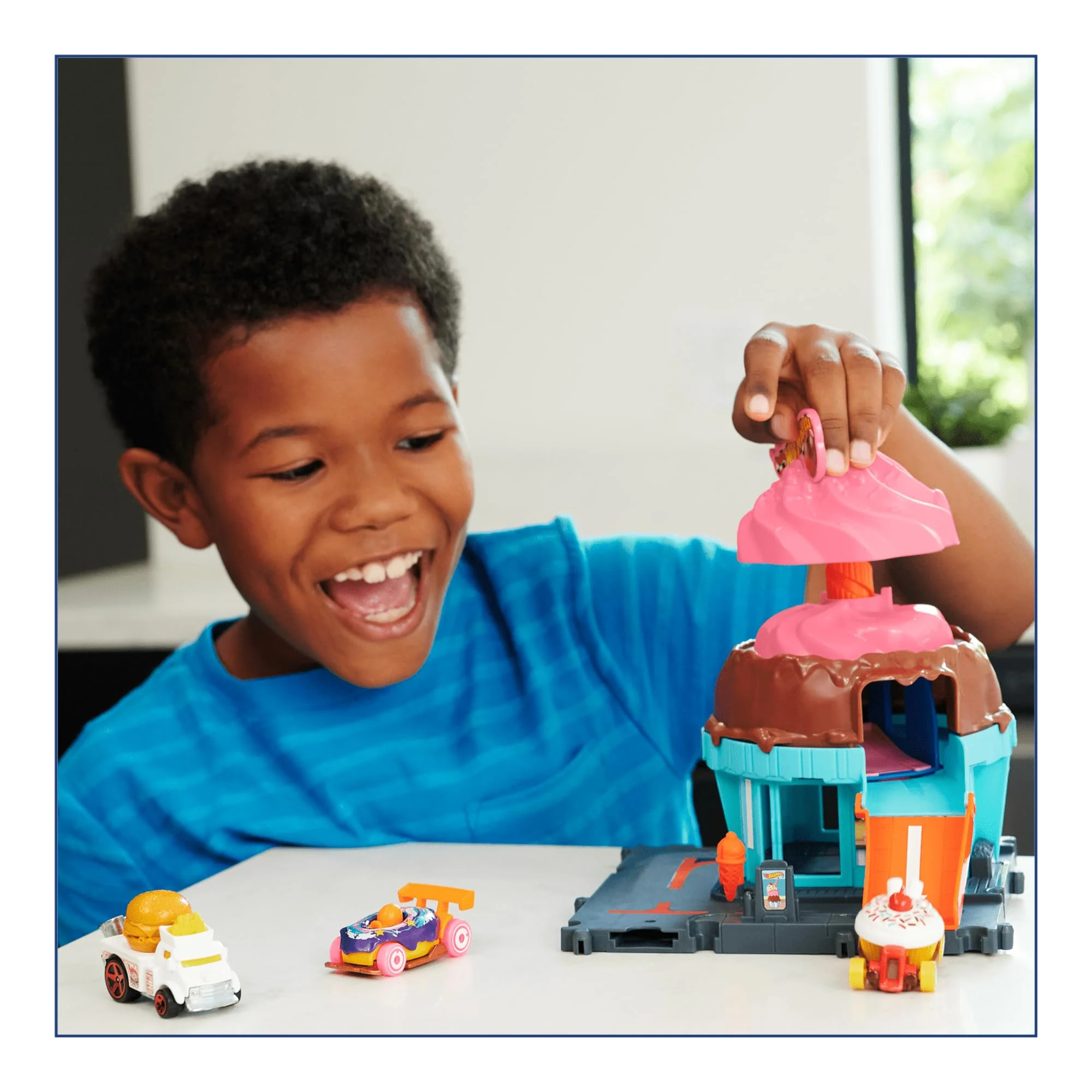 Hot Wheels Toy Car Playset, Downtown Ice Cream Swirl - Image 7