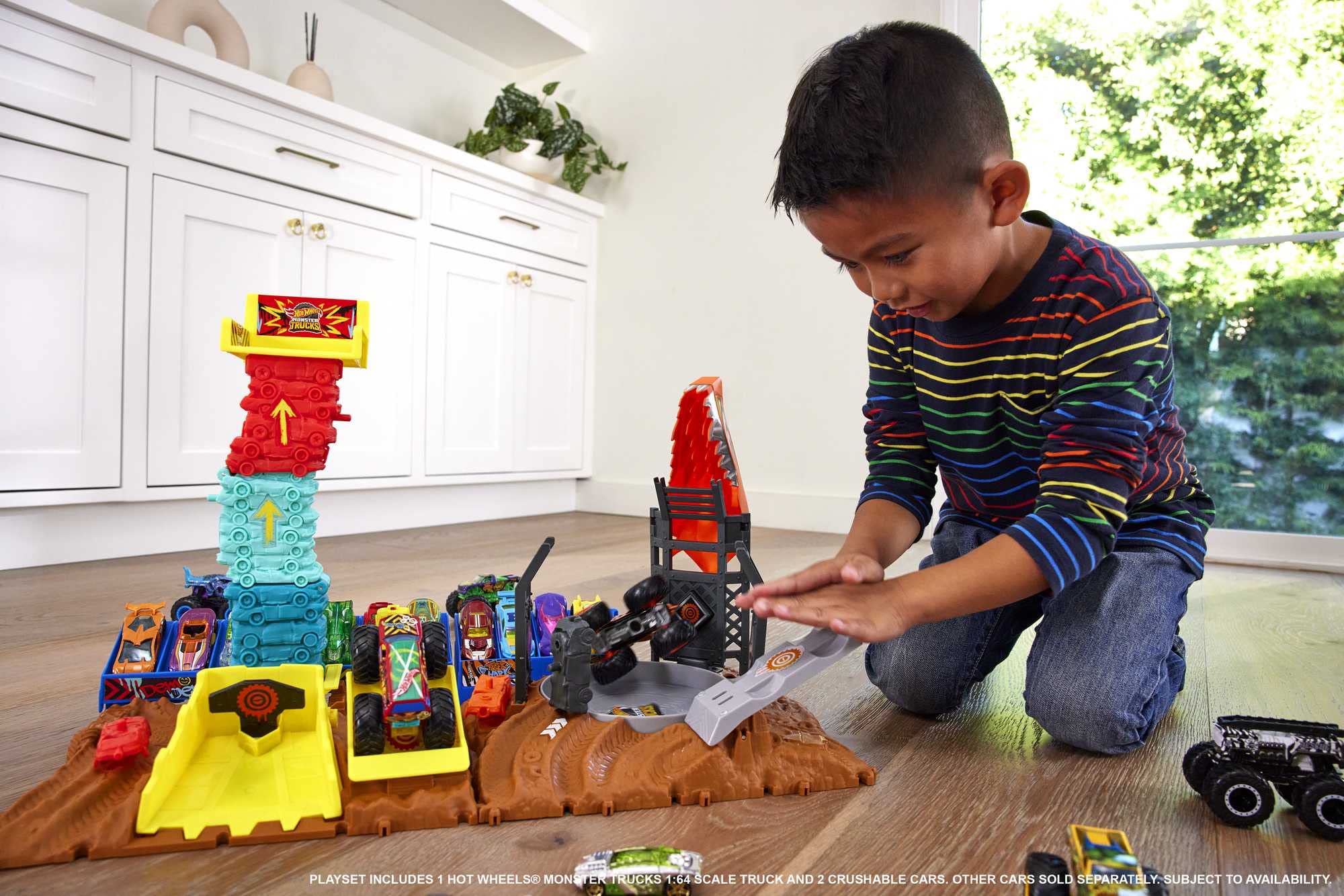 Hot Wheels Monster Trucks Arena Smashers Tiger Shark Spin-Out Challenge with a 1:64 Scale Tiger Shark and 2 Crushable Cars - Image 3